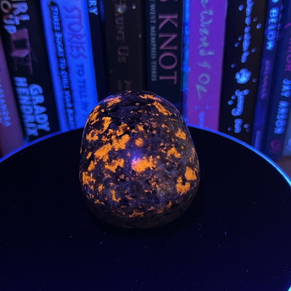 (1) Yooperlite Skull - UV Reactive For Days - Picture 9 of 9